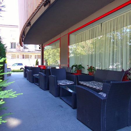Universal Hotel Ντούπνιτσα Εξωτερικό φωτογραφία