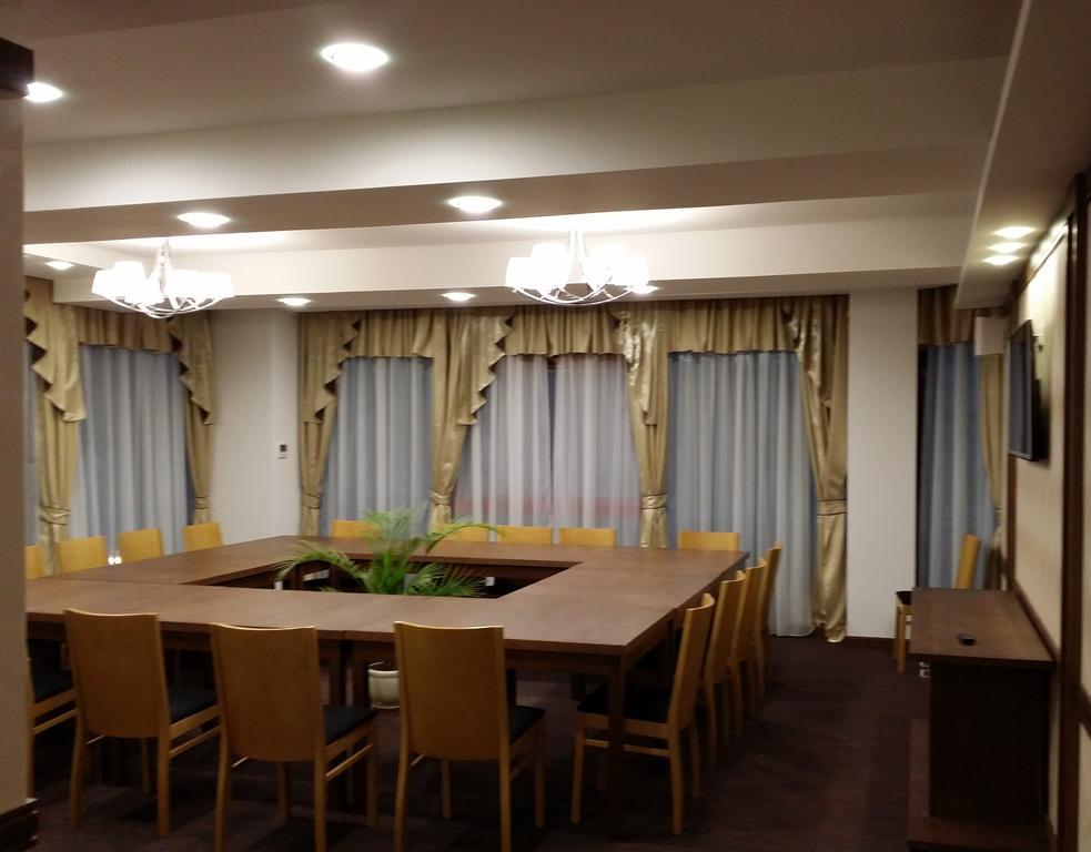 Universal Hotel Ντούπνιτσα Εξωτερικό φωτογραφία